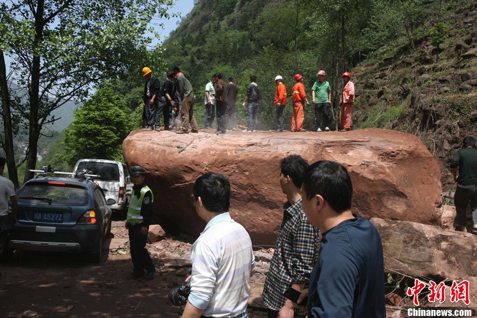 四川雅安蘆山縣7.0級地震災情回顧(組圖)