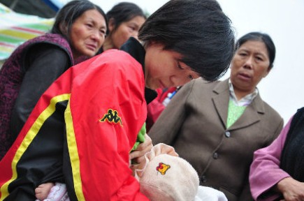 农村女人喂奶图片