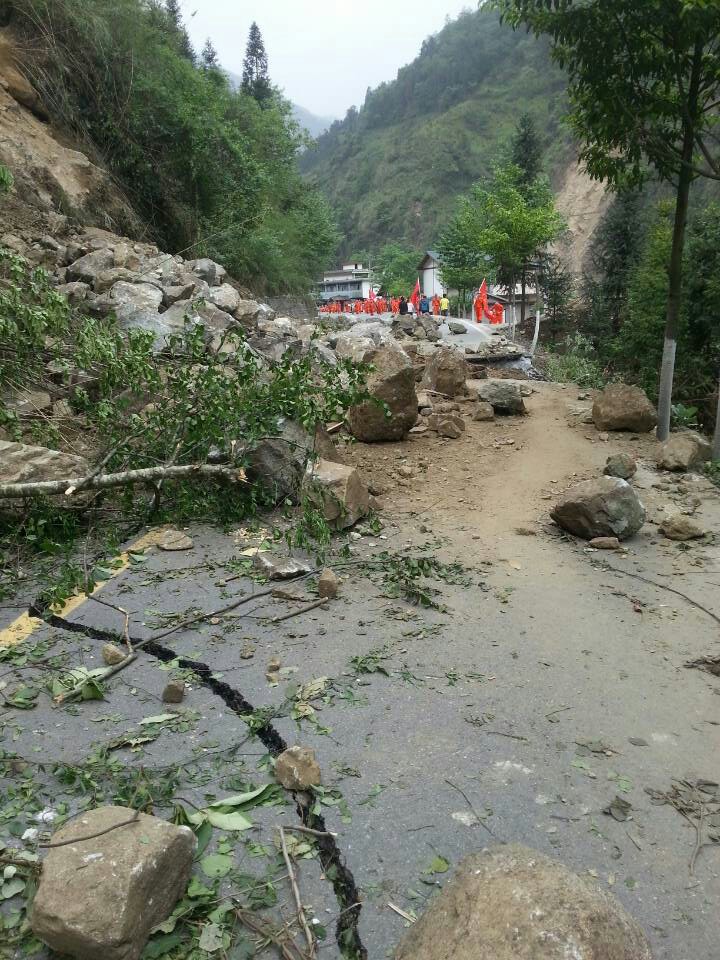 地震災區道路毀壞嚴重 驚險不斷(組圖)