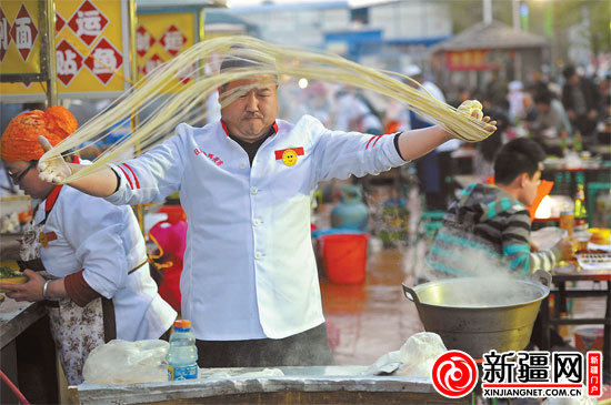 在碱泉街日月争辉夜市,马师傅正在为客人制作拉面(记者陈岩摄)