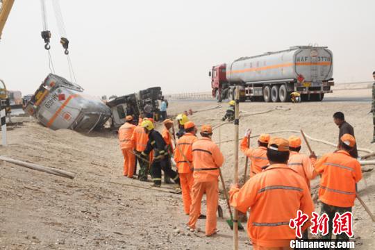新疆新和县境内30吨油罐车侧翻泄漏致交通受阻