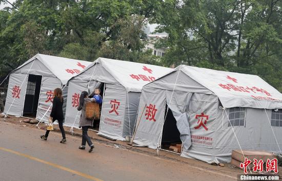 4月23日，四川芦山地震重灾区龙门镇，中国红十字会抗震棚搭建完毕，村民准备入住。中新社发 张浩 摄