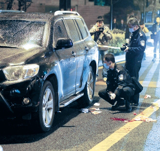 警察正在勘查案发现场.