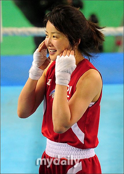 组图:李诗英拳击选拔赛胜出 将代表韩国战亚运