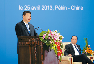 4月25日，国家主席习近平和法国总统奥朗德共同出席在北京人民大会堂举行的中法商务论坛闭幕式并致辞。