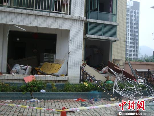 26日上午，珠海市前山和协绿城小区3栋一楼住户家中发生管道煤气爆炸，图为爆炸现场。　冒韪　摄
