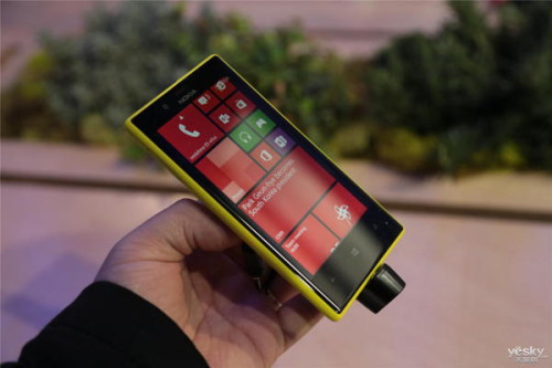 图为：诺基亚 Lumia 720 手机