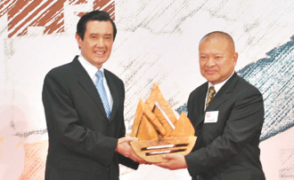 马英九(左)29日致赠木雕给汪道涵先生的儿子汪致重(右)。 图片来源：台湾《联合报》