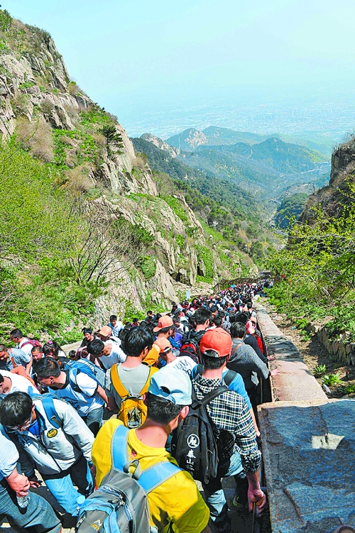 当日,山东泰山景区迎来客流高峰,接待游客7.2万人次 新华社发