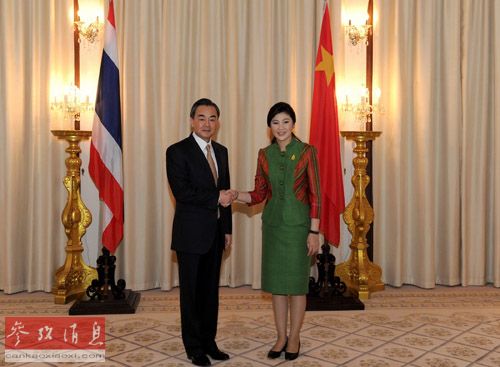 5月1日，在泰国总理府，泰国总理英拉（右）与中国外交部长王毅握手。王毅于4月30日抵达泰国首都曼谷，对泰国进行正式访问。新华社记者高健钧摄