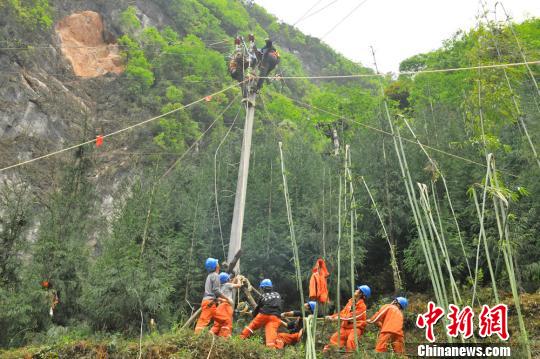 甘肃电力公司人员在芦山县太平镇抢修电网。
