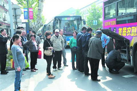 只因斷了一根保險絲 公交車堵死十梓街(組圖)-搜狐蘇州