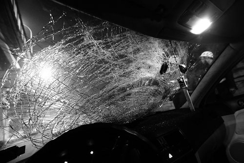 车辆前风挡玻璃被掉落的排水管砸成了蜘蛛网状 摄/记者柴程