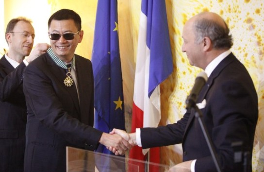 法国大使为王家卫颁发勋章。