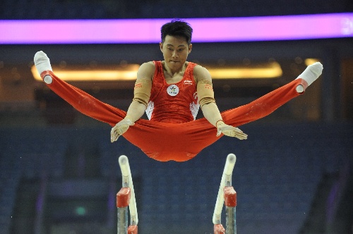 图文:体操全运会预选赛 滕海滨在双杠比赛中