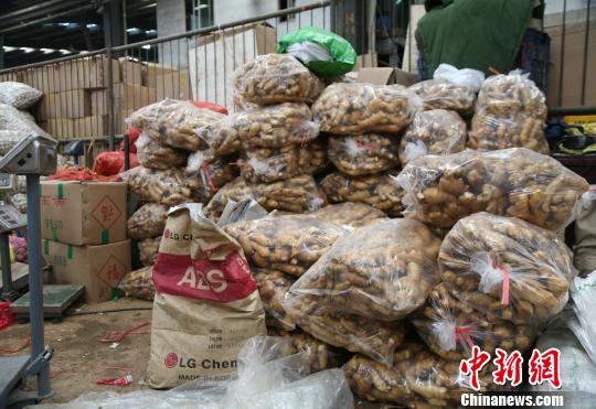 图为：5月8日，杭州市农副产品物流中心的商贩告诉记者，受“毒生姜”事件影响，生意差了许多。　李晨韵　摄