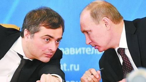 十多年来，俄罗斯人都知道苏尔科夫（左）是普京最倚重的政坛功臣。