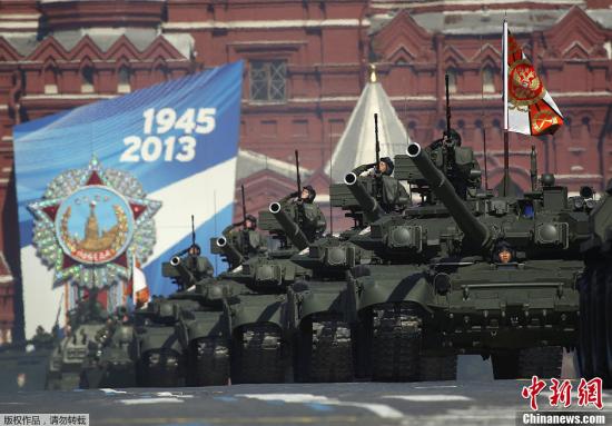 当地时间5月9日，俄罗斯首都莫斯科红场举行盛大阅兵式纪念苏联人民伟大卫国战争胜利68周年。超过1.1万名官兵，百余件武器和军事装备亮相阅兵式。图为俄罗斯陆军T-90主战坦克接受检阅。