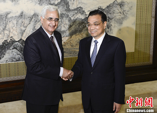 5月10日，中国国务院总理李克强在北京中南海会见印度外长萨尔曼・库尔希德。中新社发 廖攀 摄