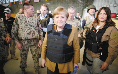德国总理默克尔10日到达阿富汗国防军驻地看望士兵。该政府发言人称，这次访问已计划了很长时间，但为安全起见，政府事先没有公开默克尔的行程。德国目前仍有4300名国防军士兵驻守阿富汗。