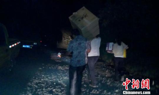 通往桃子沟煤矿道路拥堵 救援人员徒步输送救援物资