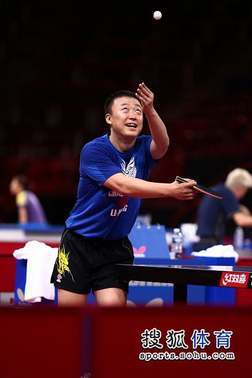 图文中国乒乓球队备战世乒赛马琳高抛发球
