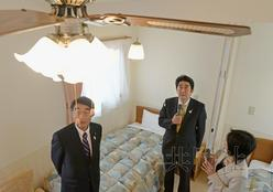 安倍晋三12日前往在东日本大地震中遭遇海啸侵袭的宫城县女川町视察。