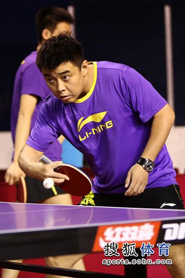 图文中国乒乓球队赛前训练王皓反手训练