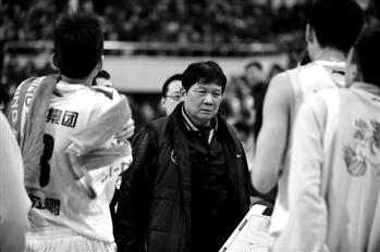 山西中宇职业篮球俱乐部董事长王兴江在场边做指导