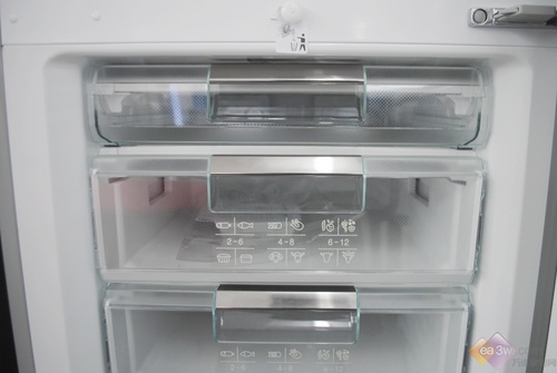 冰箱内部智能自身调节，动态冷循环风扇，调节室内温度及湿度，保持食物最新鲜的一面，让果蔬的水分保持的更加持久。
