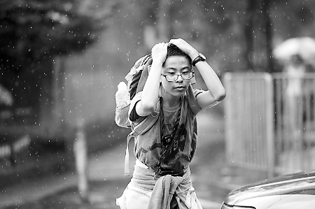 5月14日,江西南昌一个男孩在雨中奔跑.