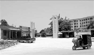 5月14日,涉案校长陈某鹏任职的万宁市第二小学.新华社发