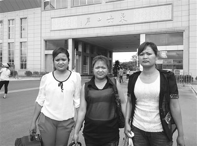 5月8日下午，回国前阿香仨姐妹在东兴口岸合影。新京报记者 吴伟 摄