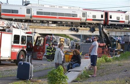 美国康涅狄格州17日晚高峰发生两列火车相撞出轨事故，图为事故现场。