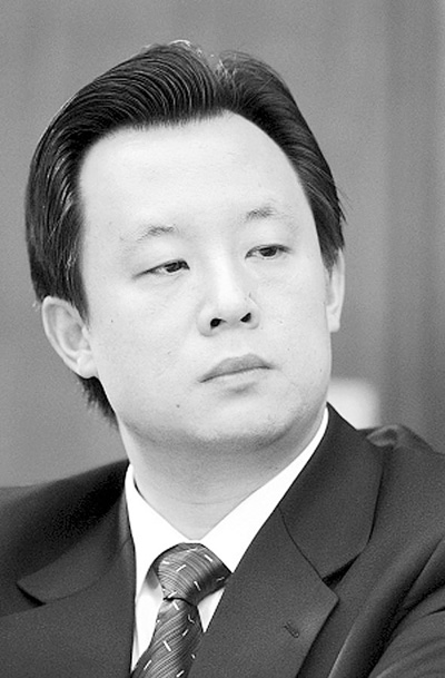 他是当时西安唯一的中学生党员；他是“文革”后北大经直选产生的第一位学生会主席；他35岁时就出任北京市副市长；他是目前内地最年轻的省长；他就是屡屡刷新“最年轻官员”纪录的陆昊。