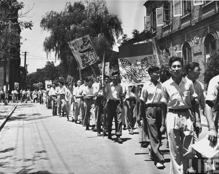 1948年,上海.交通大学学生的反美游行