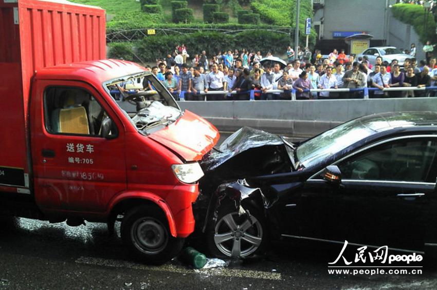 事故,主要是由于黑色小轿车逆向行驶造成,重庆出动交巡警和消防官兵