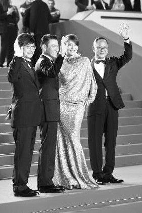 郑秀文与华仔、杜琪峰、韦家辉亮相《盲探》全球首映礼。