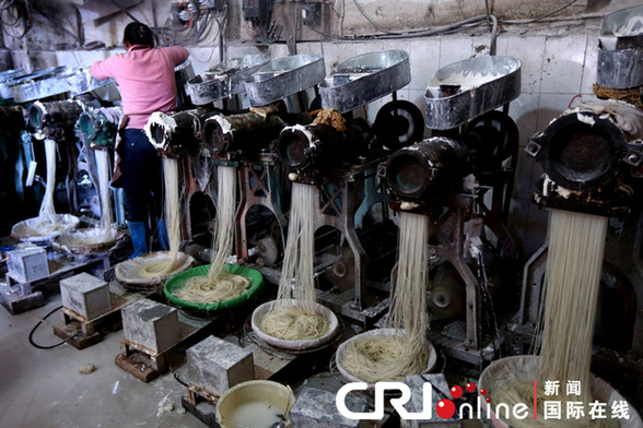 2013年4月17日，昆明，茨坝一米线厂，工人在制作米线。图片来源：CFP