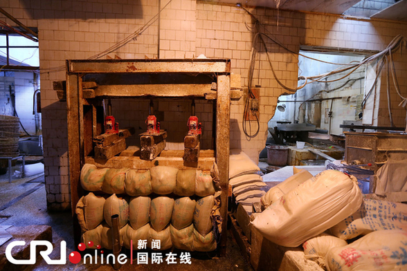 2013年4月17日，昆明，茨坝一米线厂，制作米线的米浆经过机器压缩。图片来源：CFP