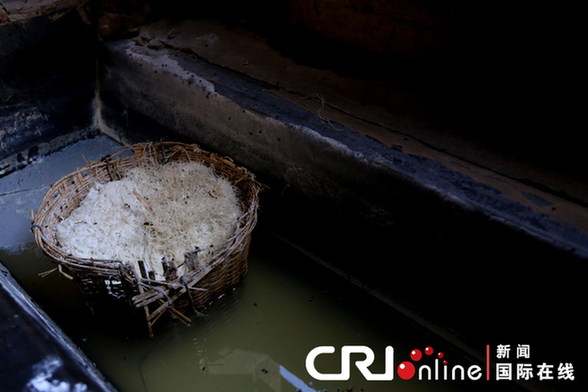 2013年4月17日，昆明，茨坝一米线厂，厂内的洗米线的水池堆放着一筐发霉的米线。图片来源：CFP