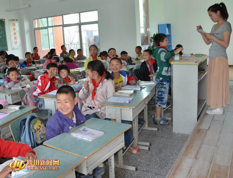 【组图】芦山地震灾区部分校舍完成恢复修缮 学生回到教室复课(高清