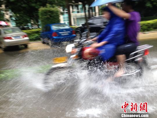 广东汕头发布暴雨橙色预警信号 一夜豪雨几成泽国