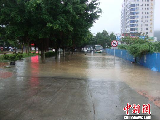 22日早上，珠海濂泉路被暴雨泡成了一个水塘，多辆汽车因水浸而熄火 陈彦儒 摄
