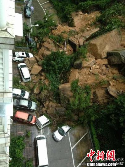 网友微博图片呈示：珠海香洲区梅华东路华南名宇小区内出现山体滑坡现象,多台车辆被埋，现场正在抢险中　小秋　摄