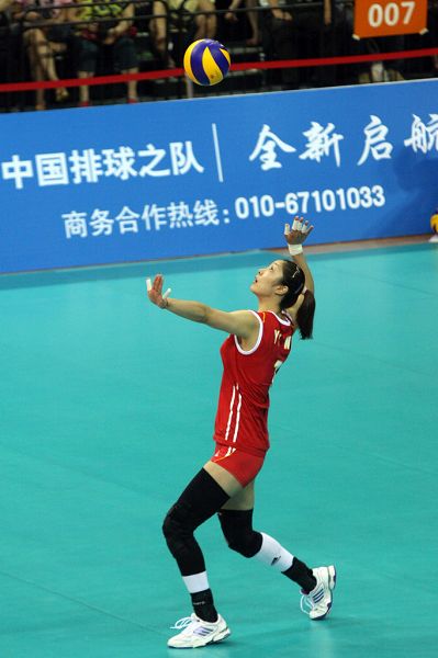 图文:精英赛中国女排胜泰国 中国队员发球