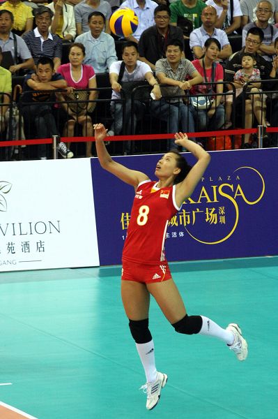 图文精英赛中国女排胜泰国曾春蕾发球