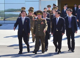 5月22日，据朝鲜媒体报道，朝鲜人民军总政治局局长、次帅崔龙海（中）作为朝鲜最高领导人金正恩特使，当天乘飞机离开平壤访问中国。图/新华社