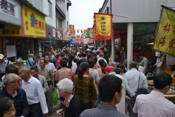 轧神仙首日 南浩街上人山人海