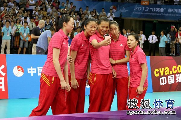 图文：精英赛中国女排夺冠 曾春蕾玩自拍